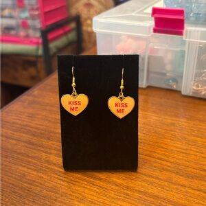 New Gold tone peach conversation Heart 'Kiss Me' Earrings